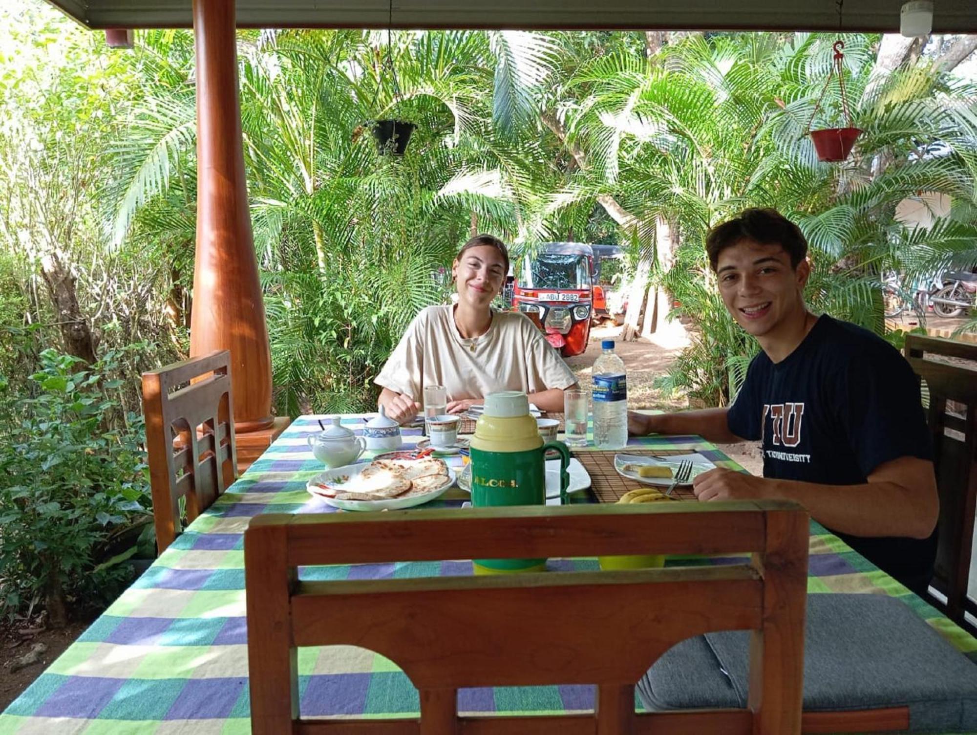 Keerthi Homestay Sigirîya Extérieur photo