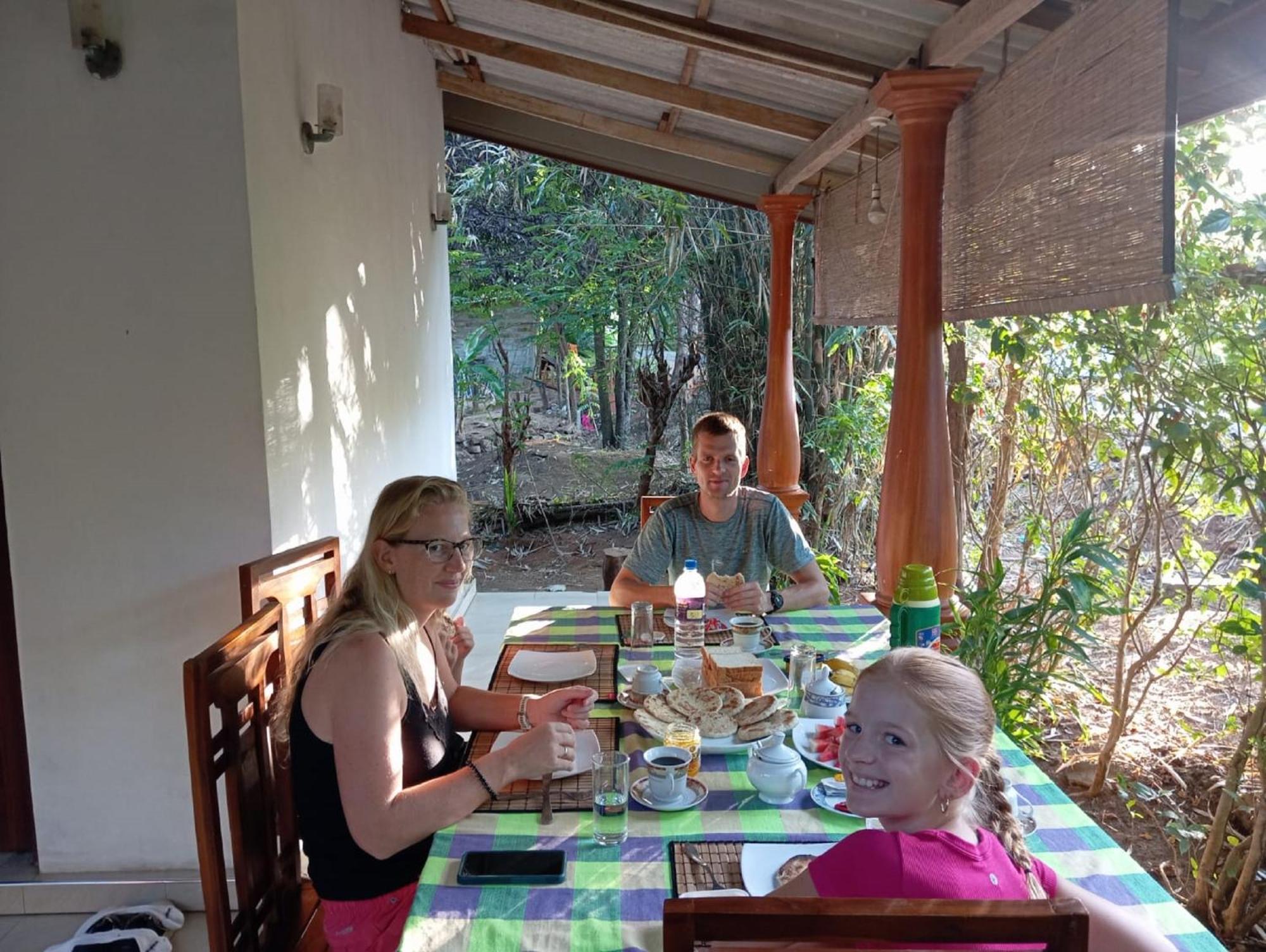 Keerthi Homestay Sigirîya Extérieur photo