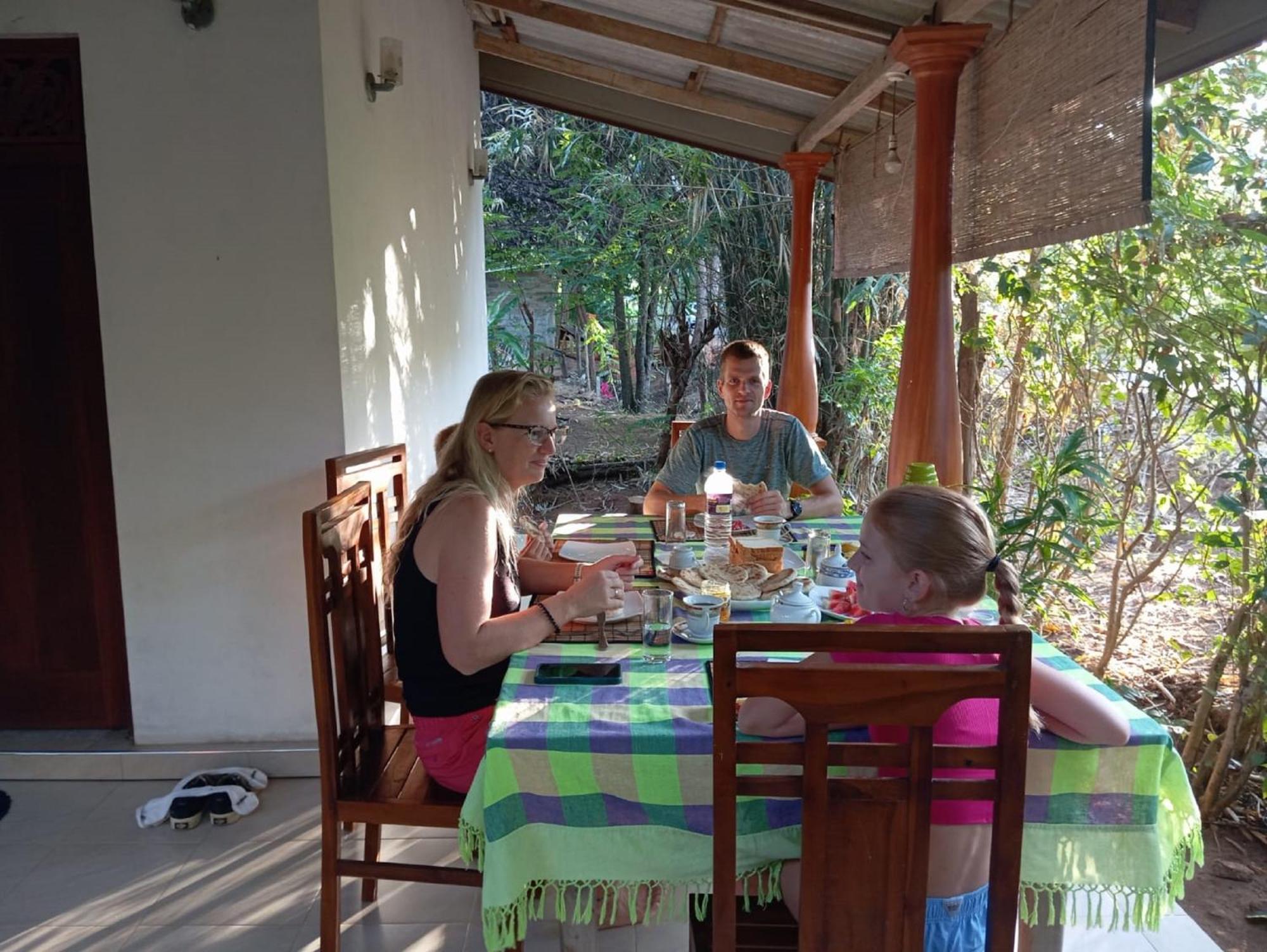 Keerthi Homestay Sigirîya Extérieur photo
